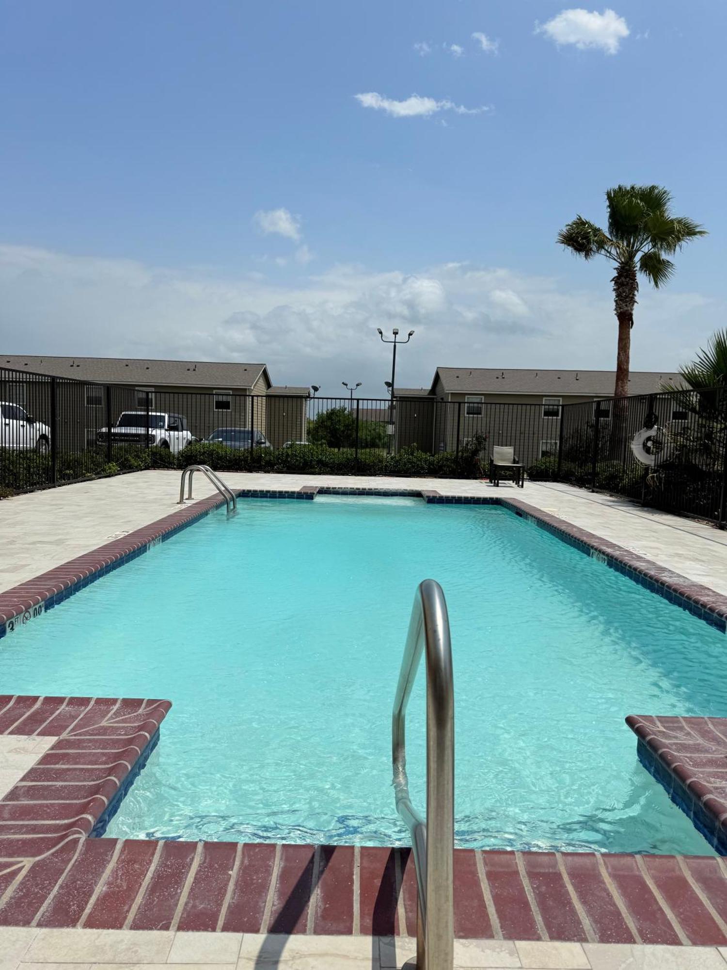 Holiday Inn Express Kenedy By Ihg Exterior photo