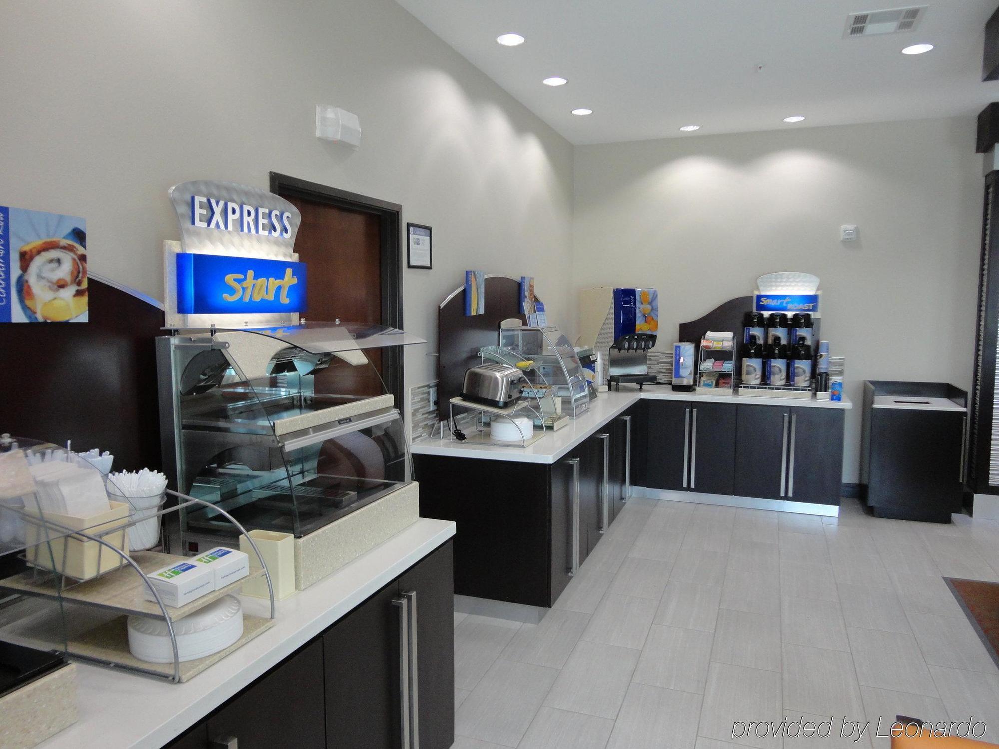 Holiday Inn Express Kenedy By Ihg Exterior photo