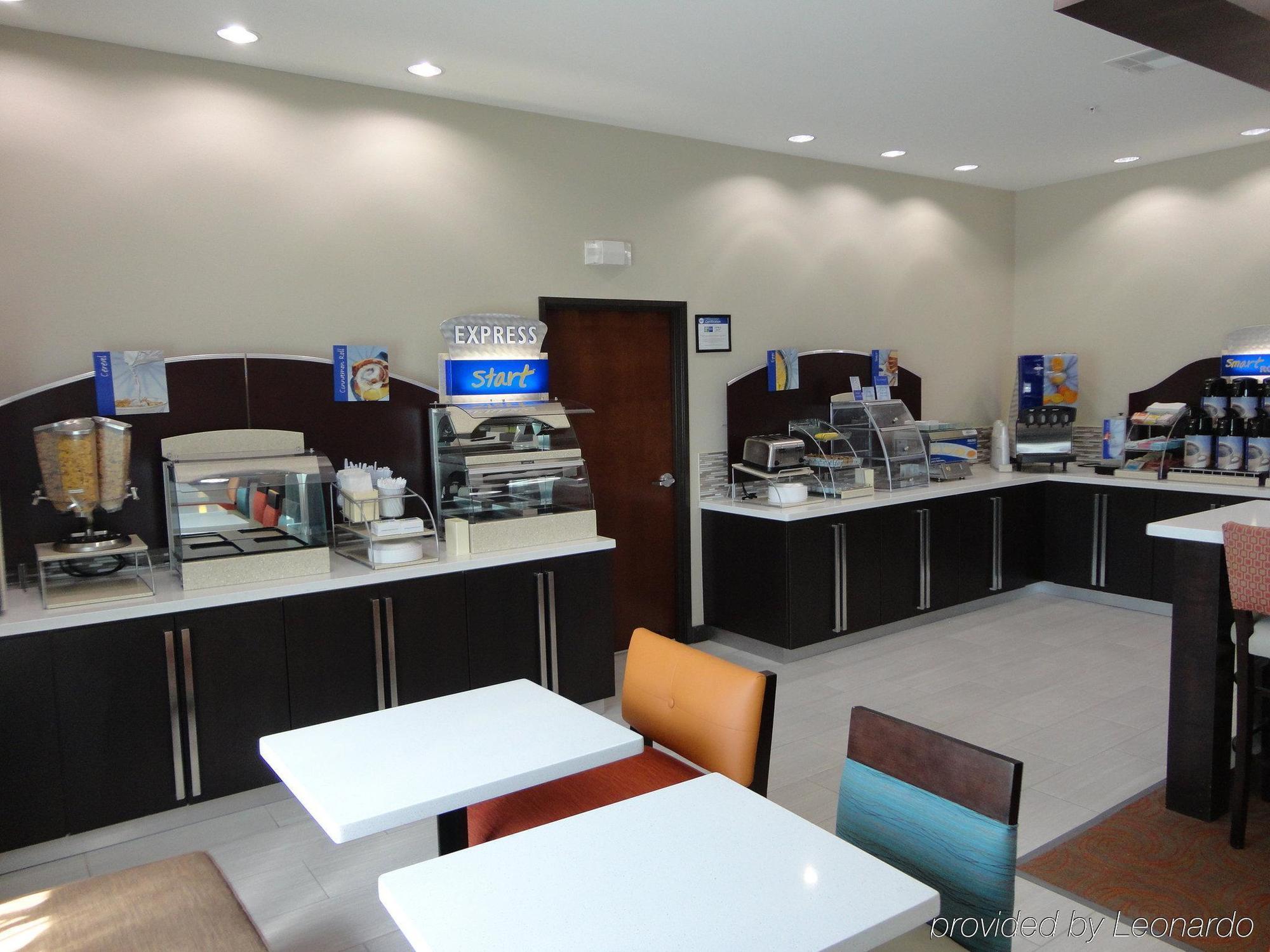 Holiday Inn Express Kenedy By Ihg Exterior photo
